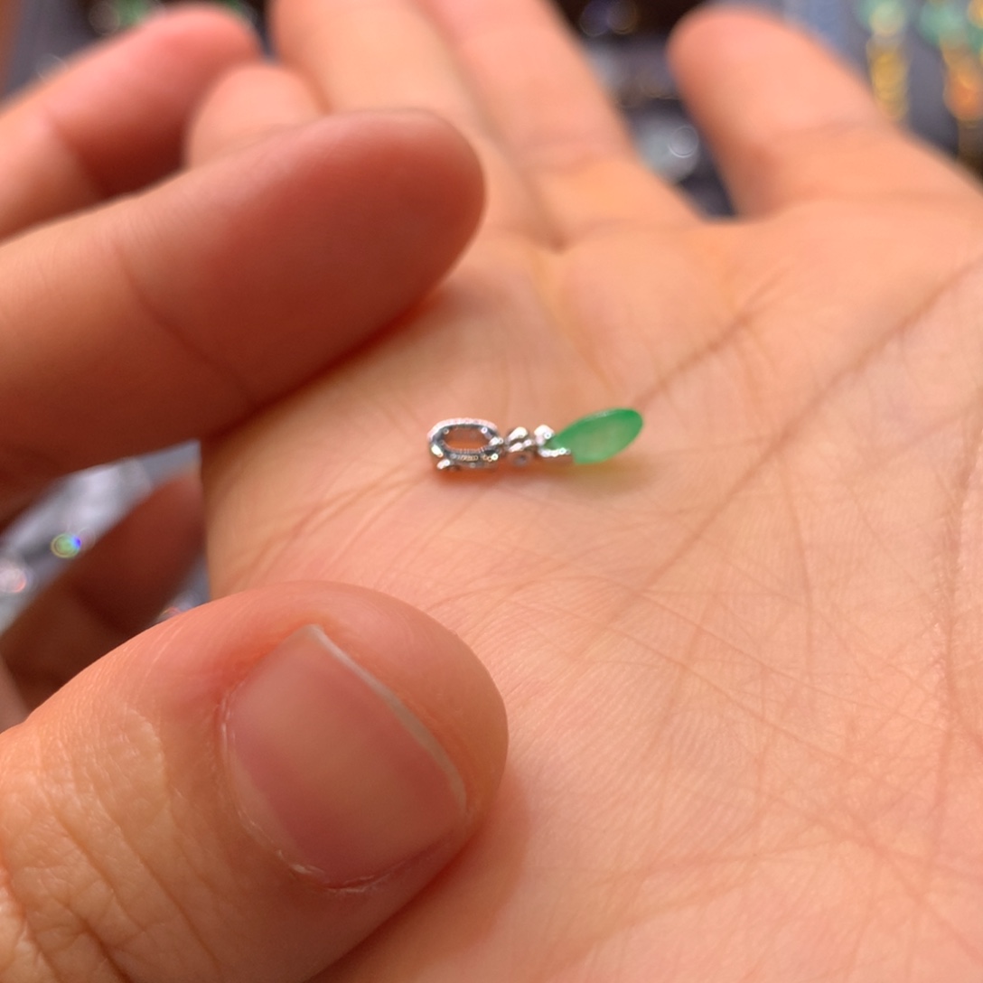 翡翠颈饰18K金镶嵌吊坠