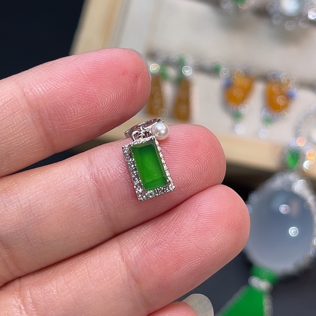 翡翠18K金镶嵌吊坠(不含链)绿色无事牌滴溜万能扣