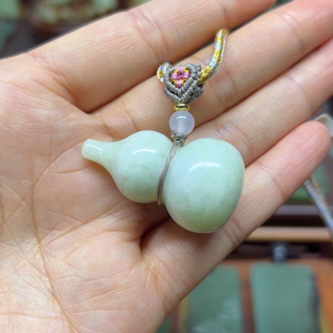 【闪购商品】蛇纹石玉未镶嵌颈饰葫芦