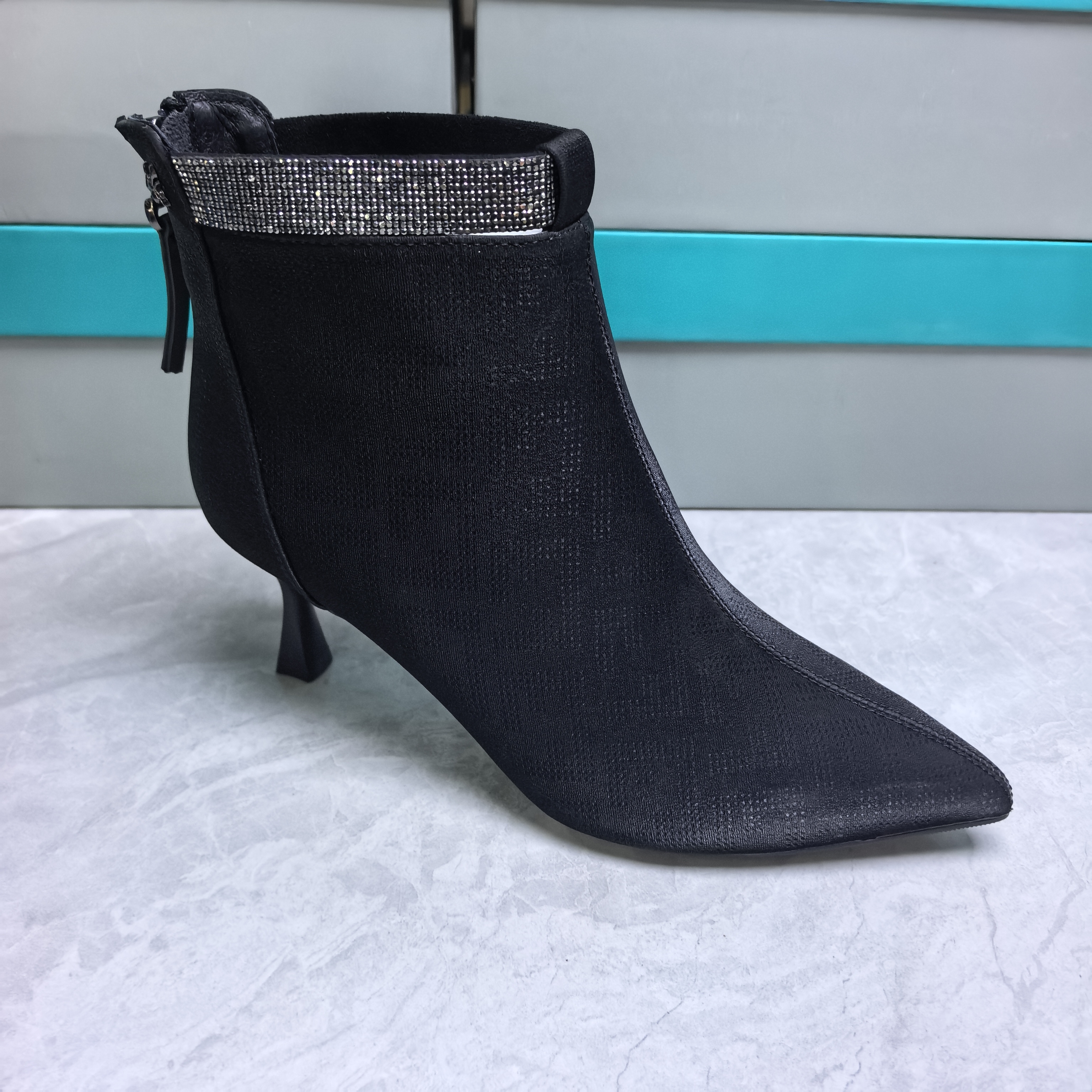 【2号店】冬短靴女靴尖头时尚细跟防滑靴子时装靴