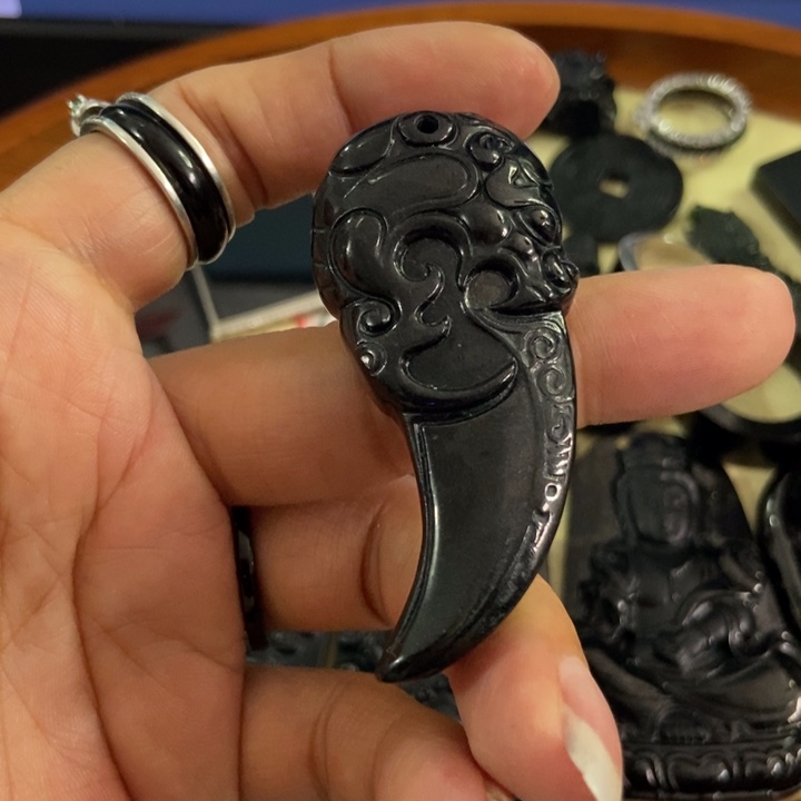 翡翠颈饰未镶嵌墨翠龙