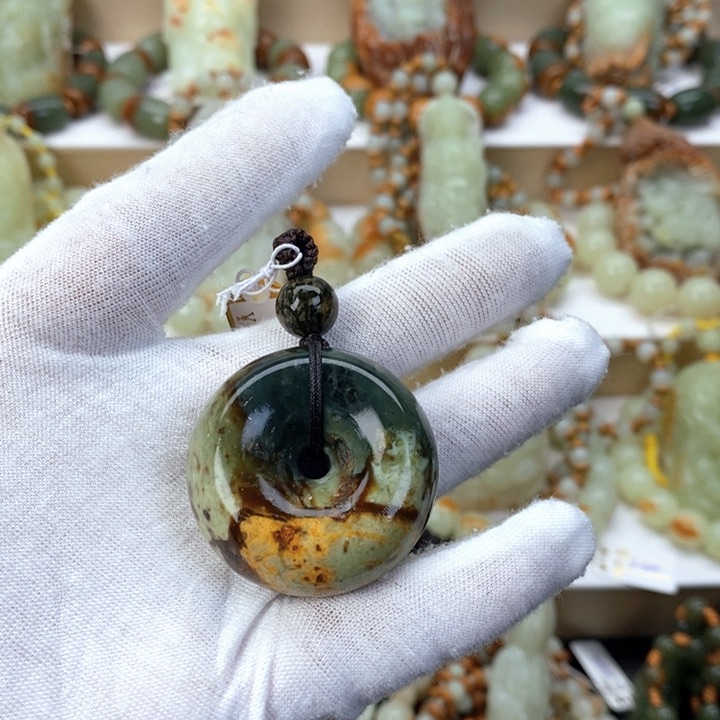 【闪购商品】透闪石质玉扣子未镶嵌