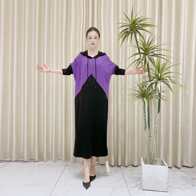 9772紫黑拼接设计款羊毛气质秋冬长款轻奢针织带帽连衣裙时尚复古