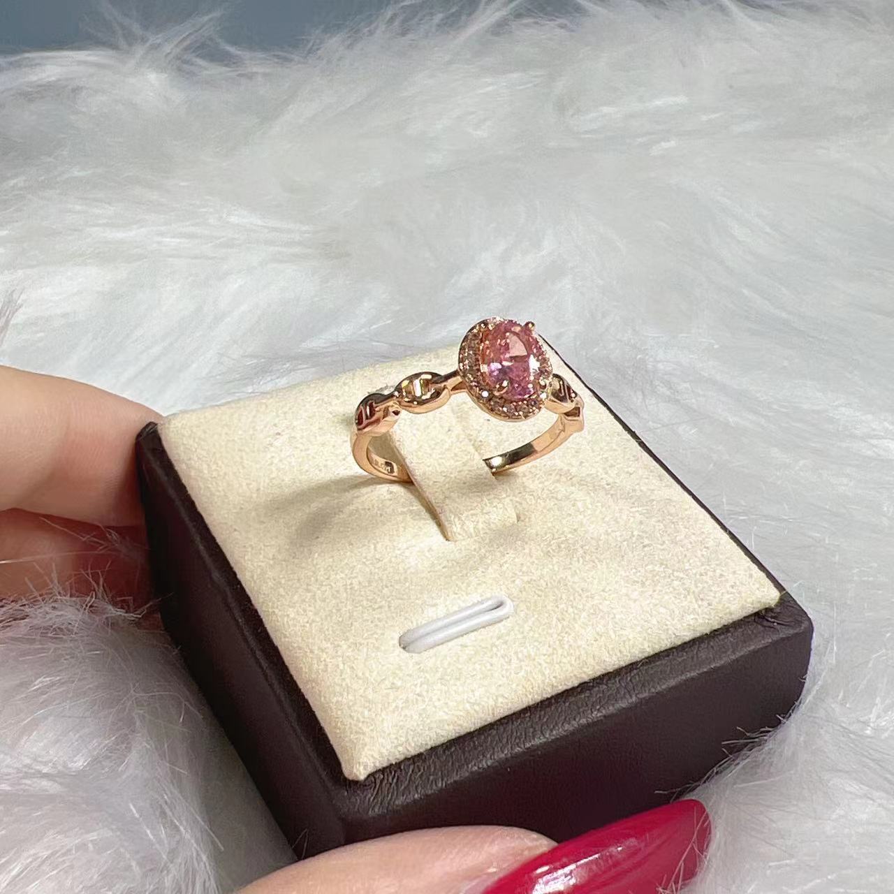 【不梵婚戒】 带包装 蛋面锁扣粉1克拉戒指.S