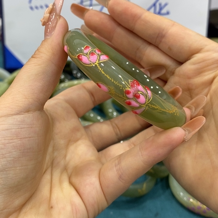 和田玉手镯未镶嵌小****影