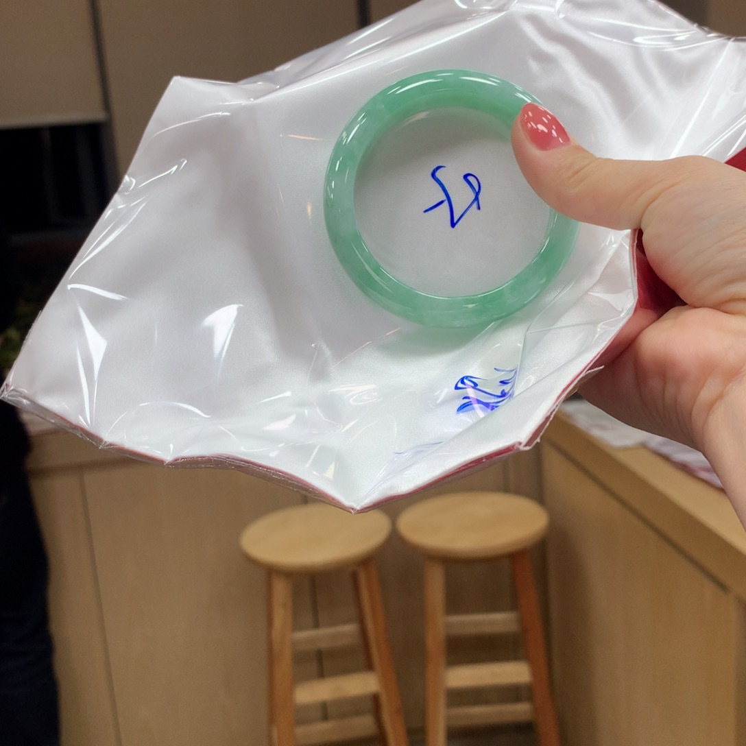 翡翠手镯未镶嵌不退不换