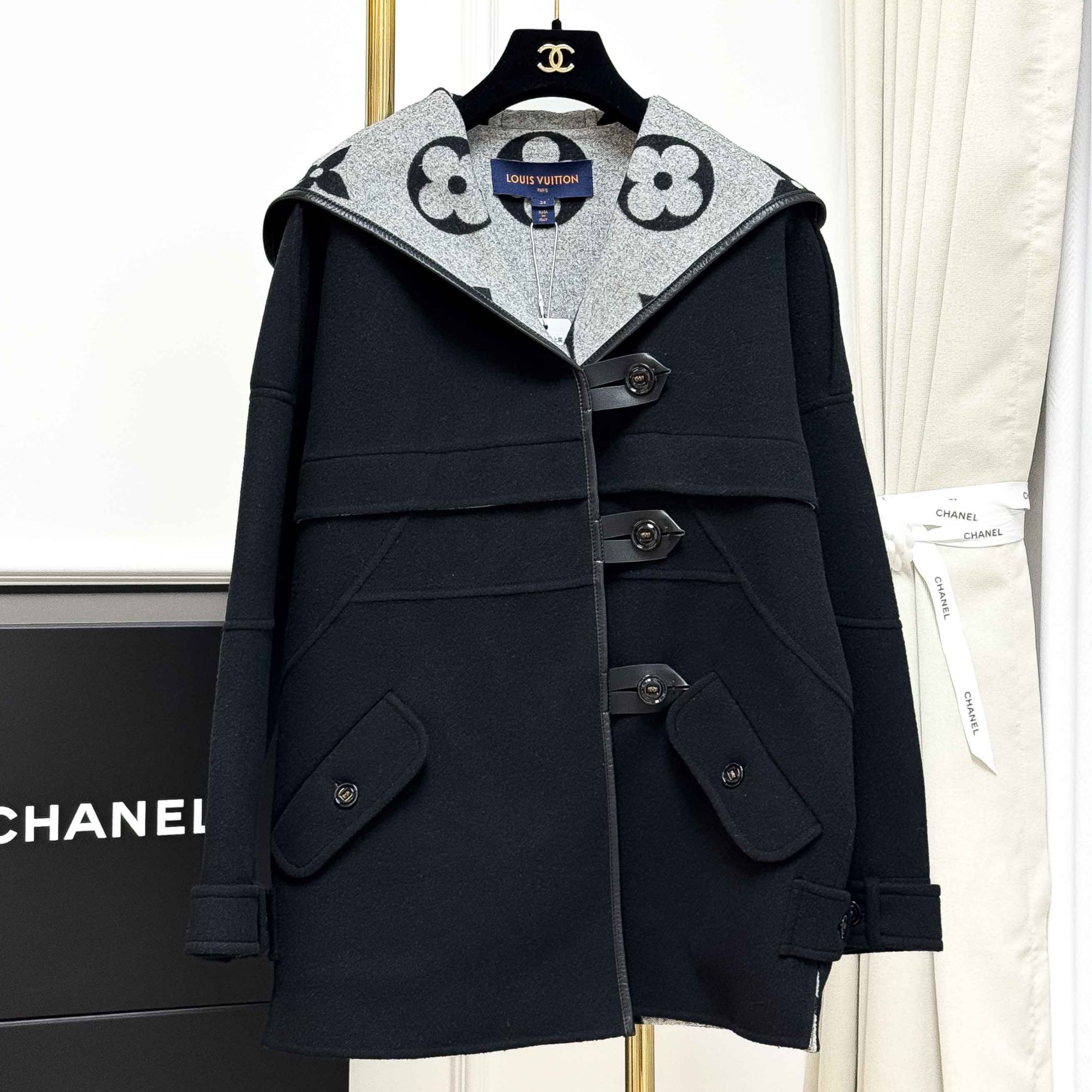 99新 LouisVuitton/路易威登 34码黑拼灰色老花内里皮边连帽大衣