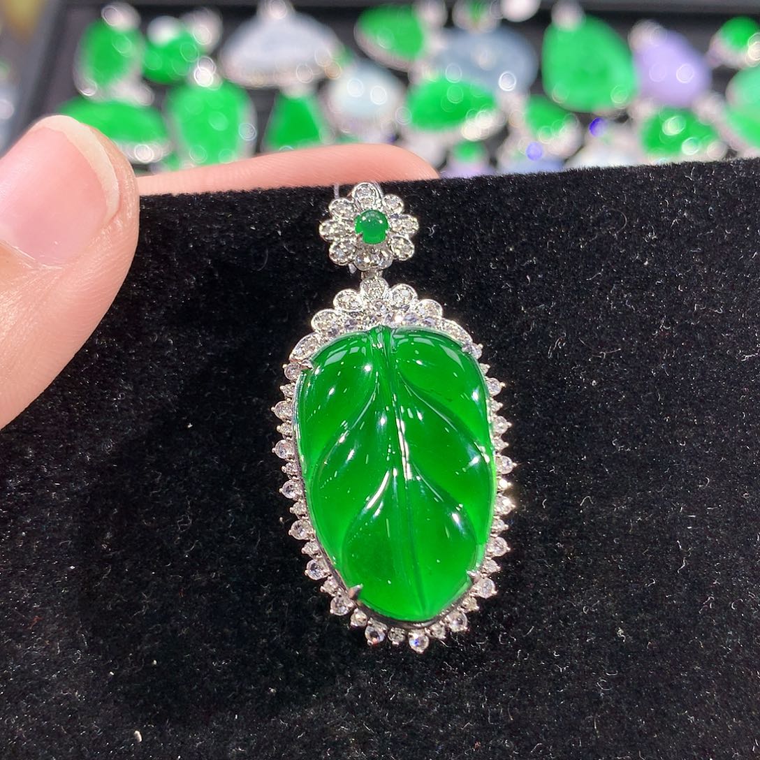 翡翠18K金镶嵌颈饰