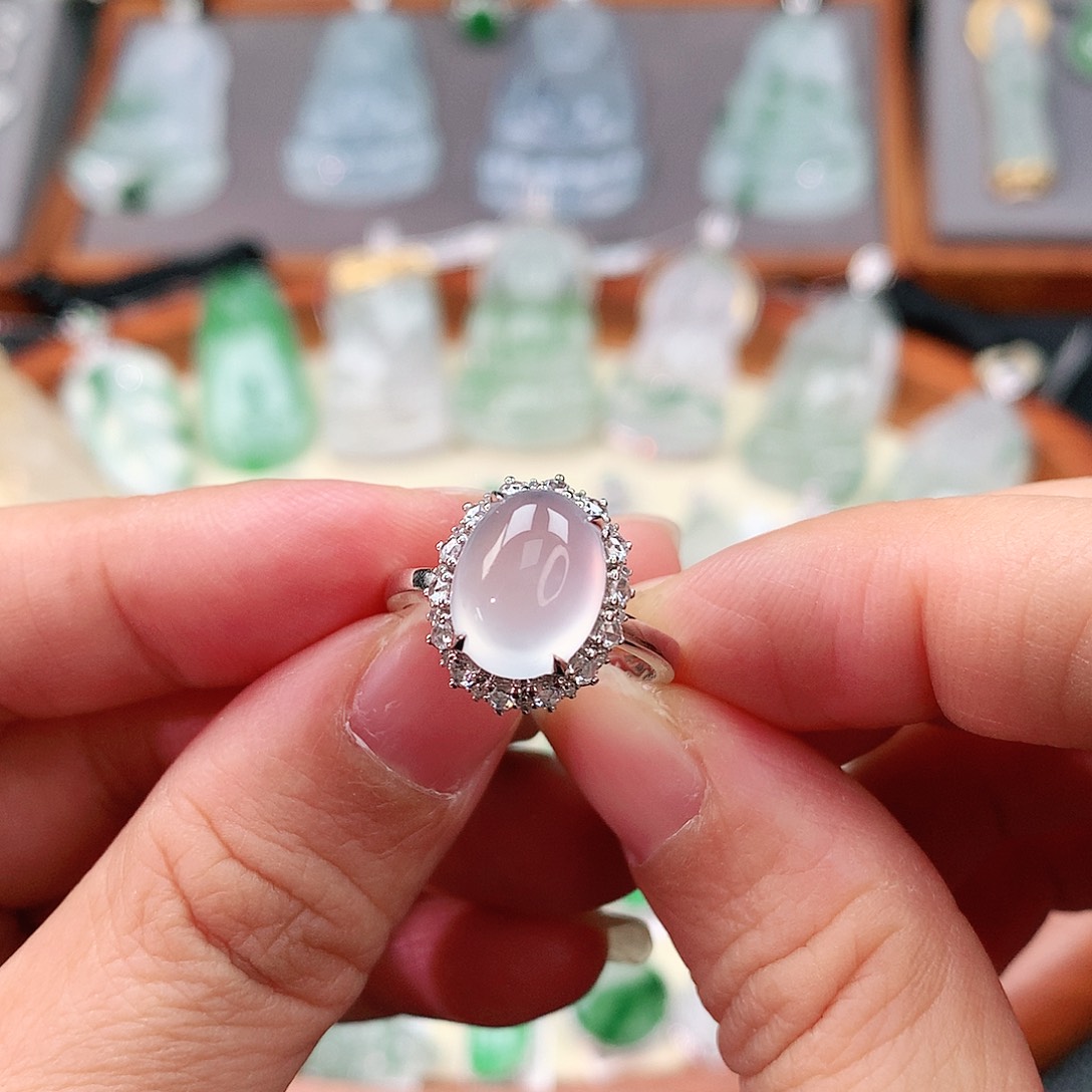 颈饰18K金镶嵌翡翠蛋面戒指