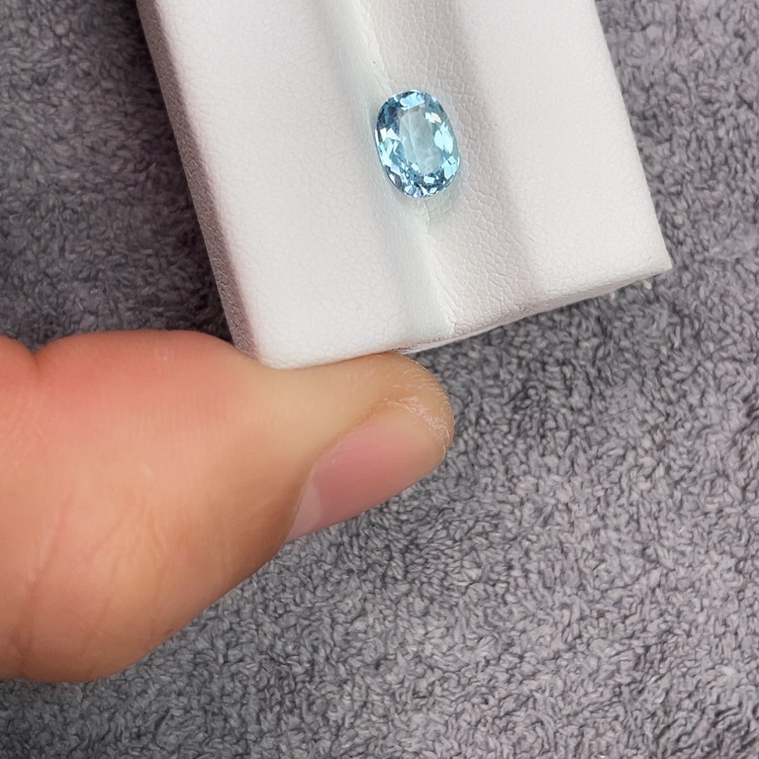海蓝宝石裸石未镶嵌1.23Ct。