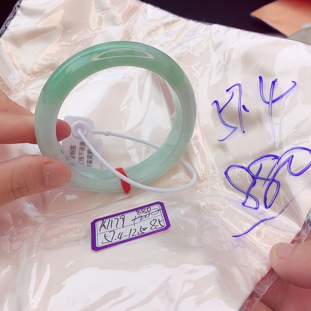 翡翠手镯未镶嵌翡翠