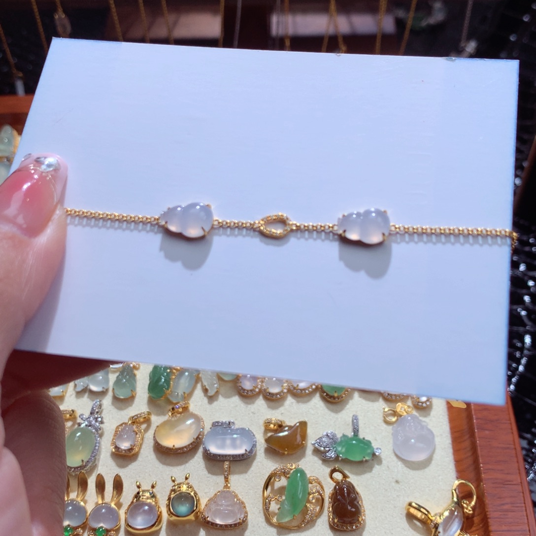 翡翠颈饰18K金镶嵌随****然翡翠