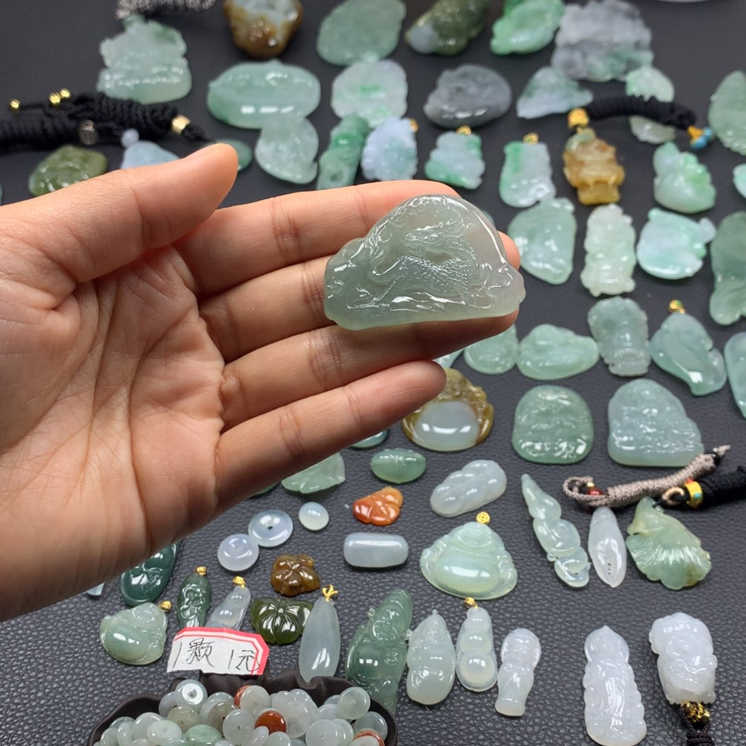 翡翠颈饰未镶嵌麒麟