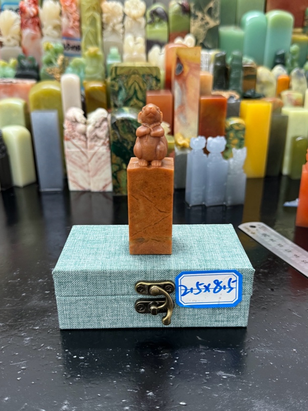 印度红石发财鼠雕扭石