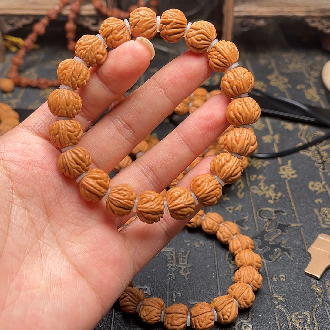 桃核吊坠赤金风雨手串