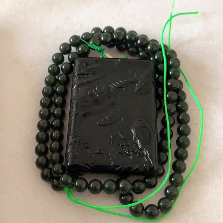 安***馆蛇纹石玉未镶嵌颈饰