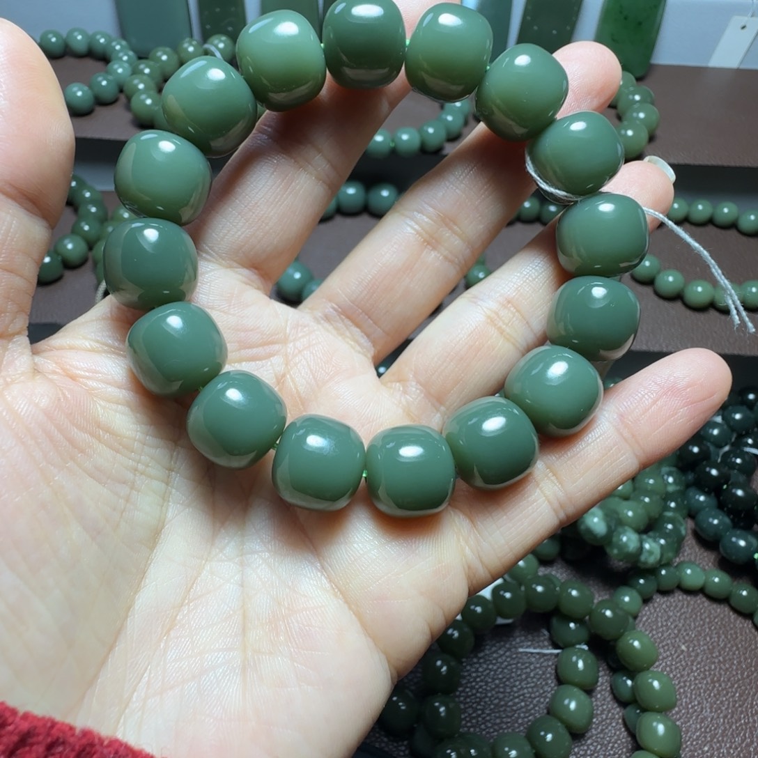 君***云和田玉未镶嵌手链