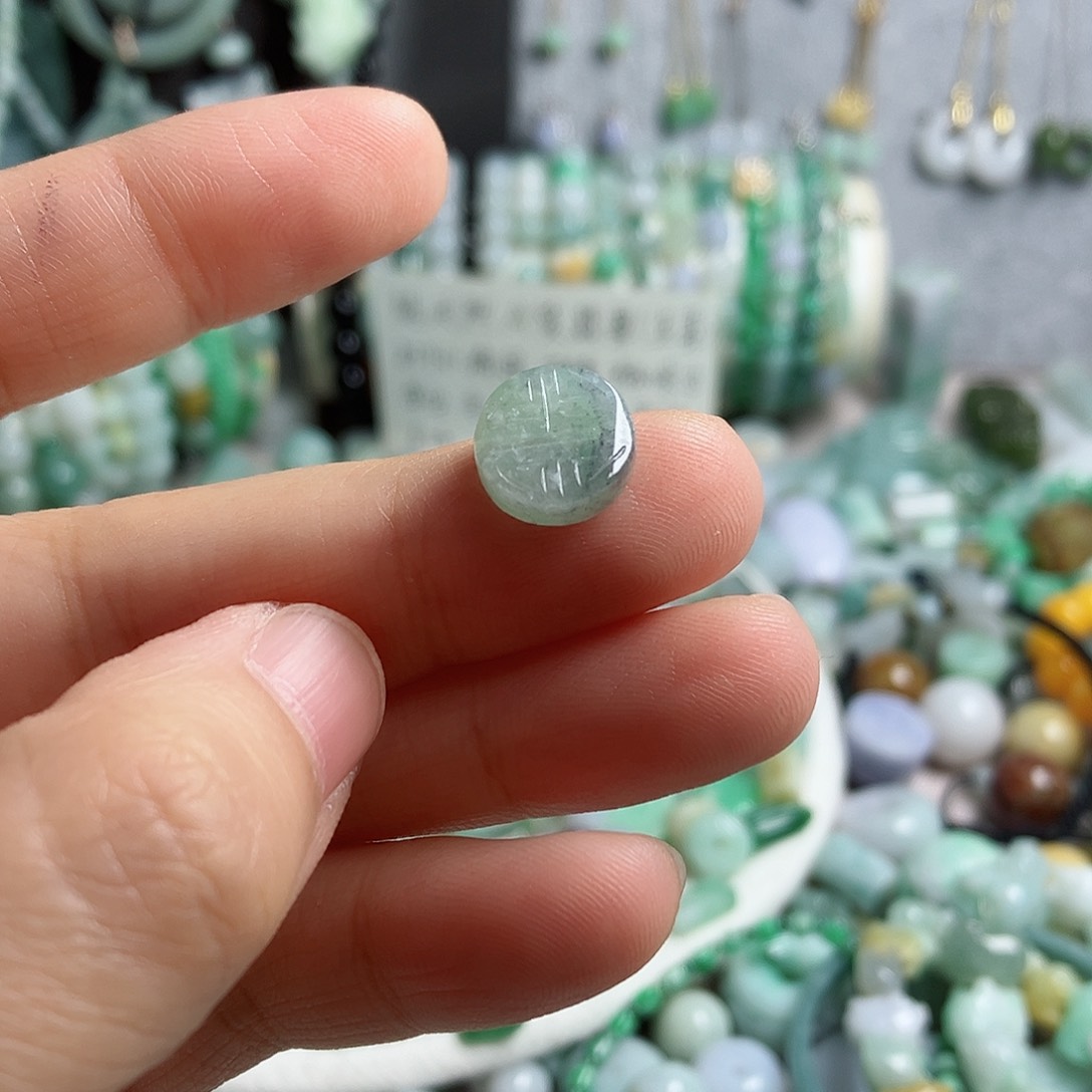 翡翠颈饰未镶嵌冰乌鸡八卦