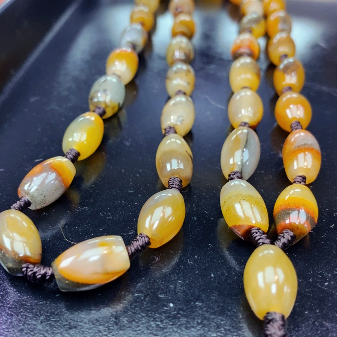 未镶嵌石英质玉（黄龙玉）颈饰