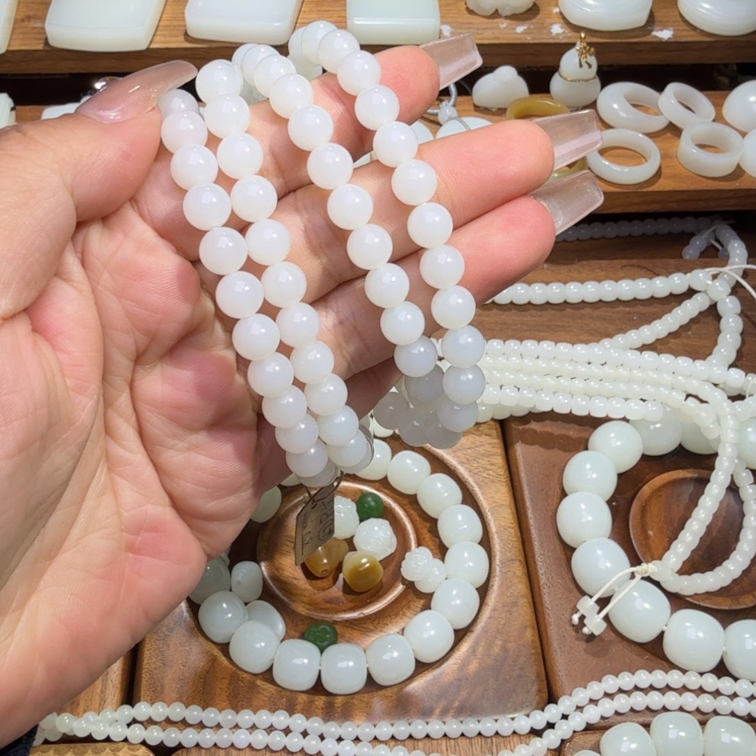 白***马和田玉未镶嵌颈饰