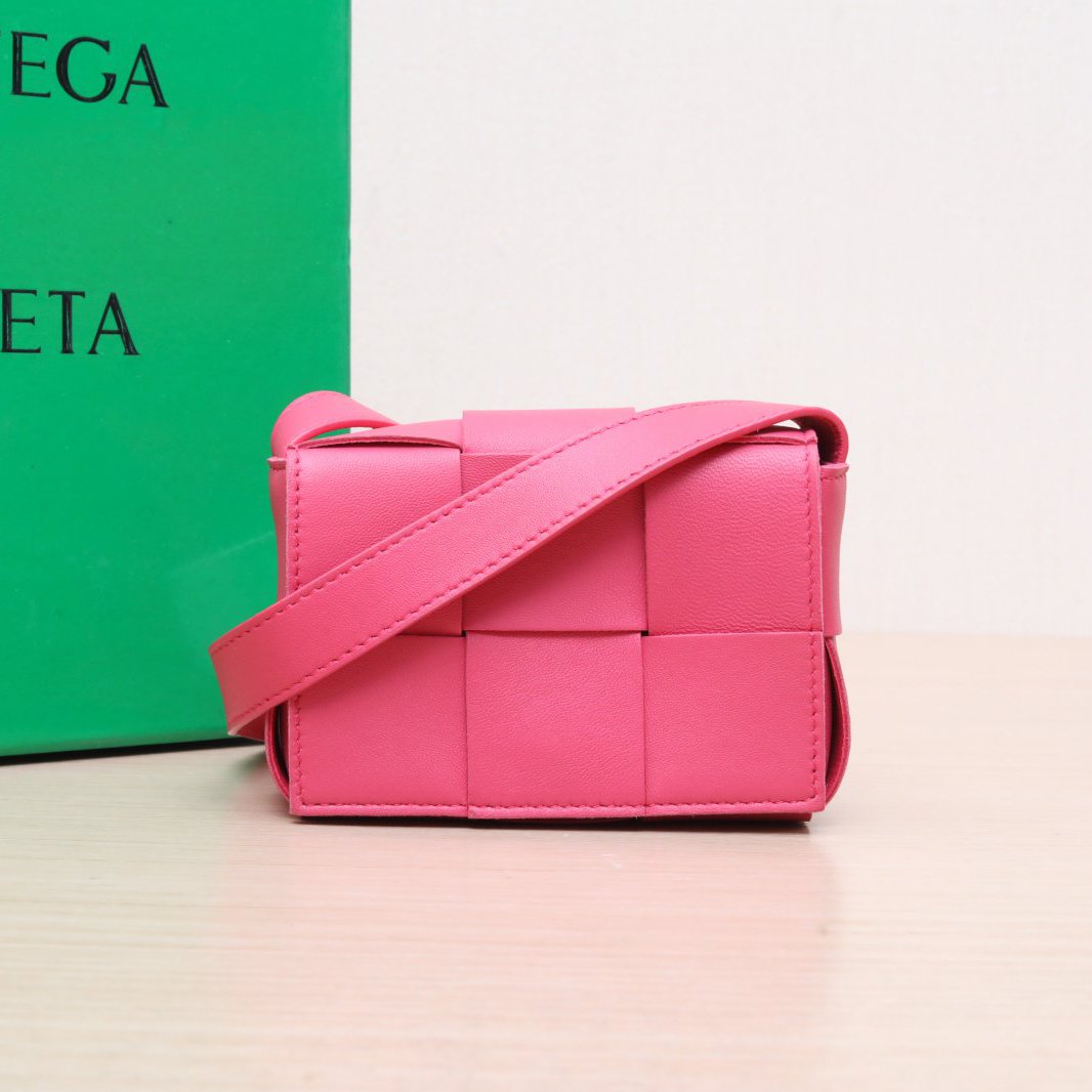 99新 BOTTEGA VENETA/葆蝶家 小花6枫Cassette Mini 12 玫红 