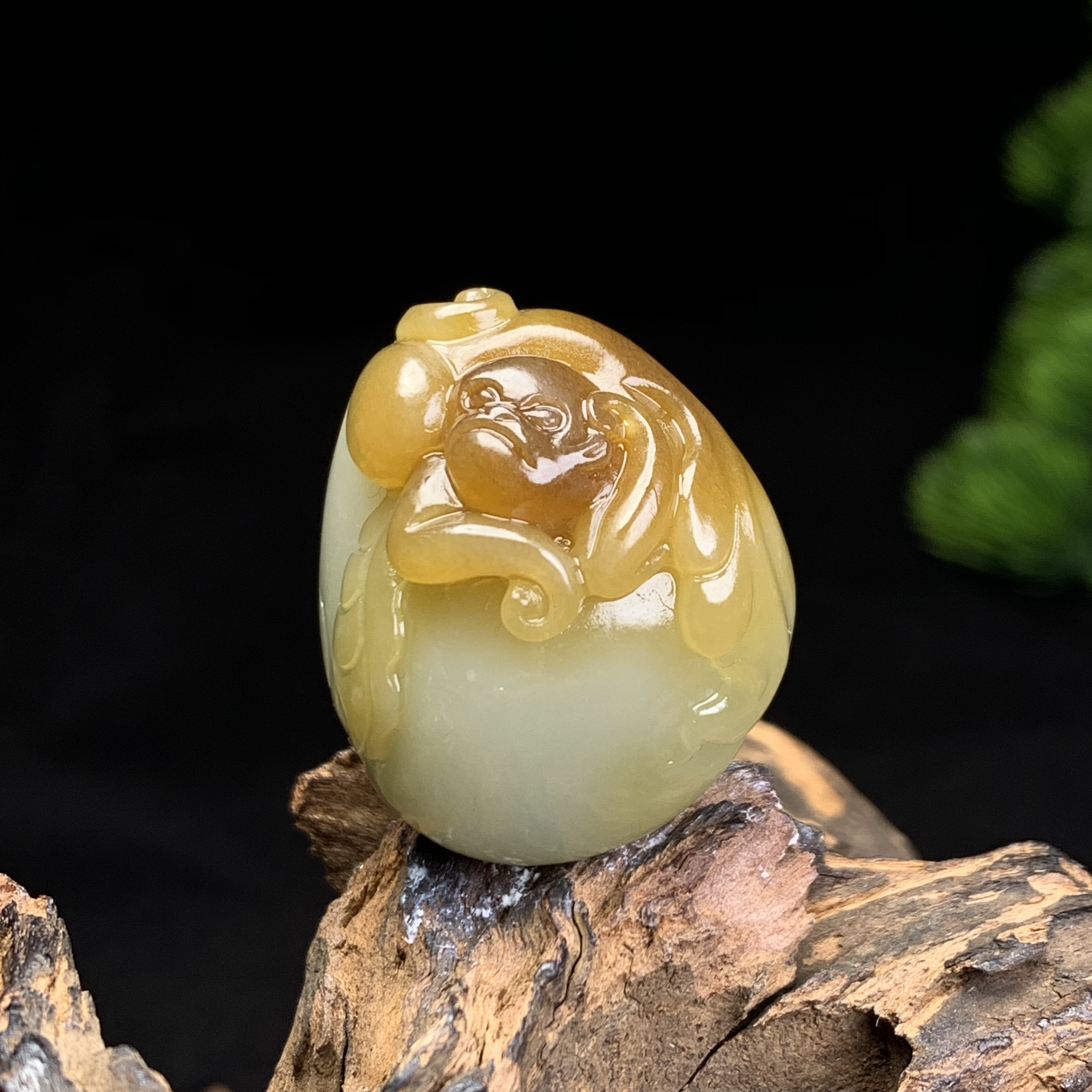天然新疆和田玉糖玉俏色巧雕猴子吊坠尺寸35×29×17重量25克