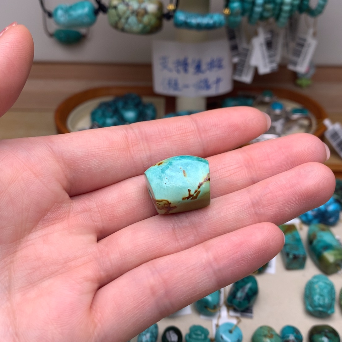 艾***莉绿松石未镶嵌珠宝奇石