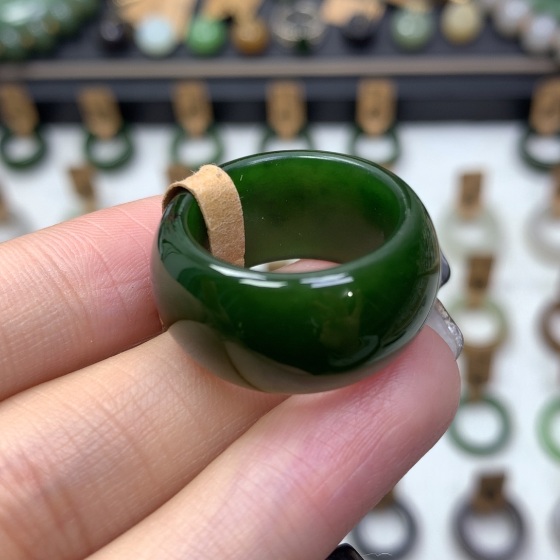 和田玉戒指未镶嵌碧玉俄7红皮帝王绿