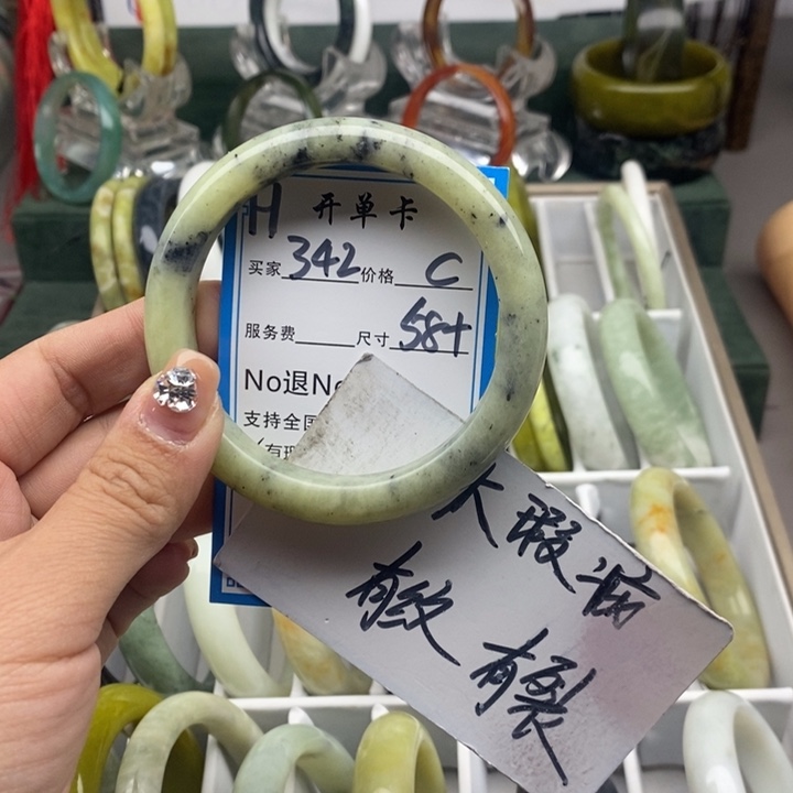 蛇纹石玉未镶嵌手镯