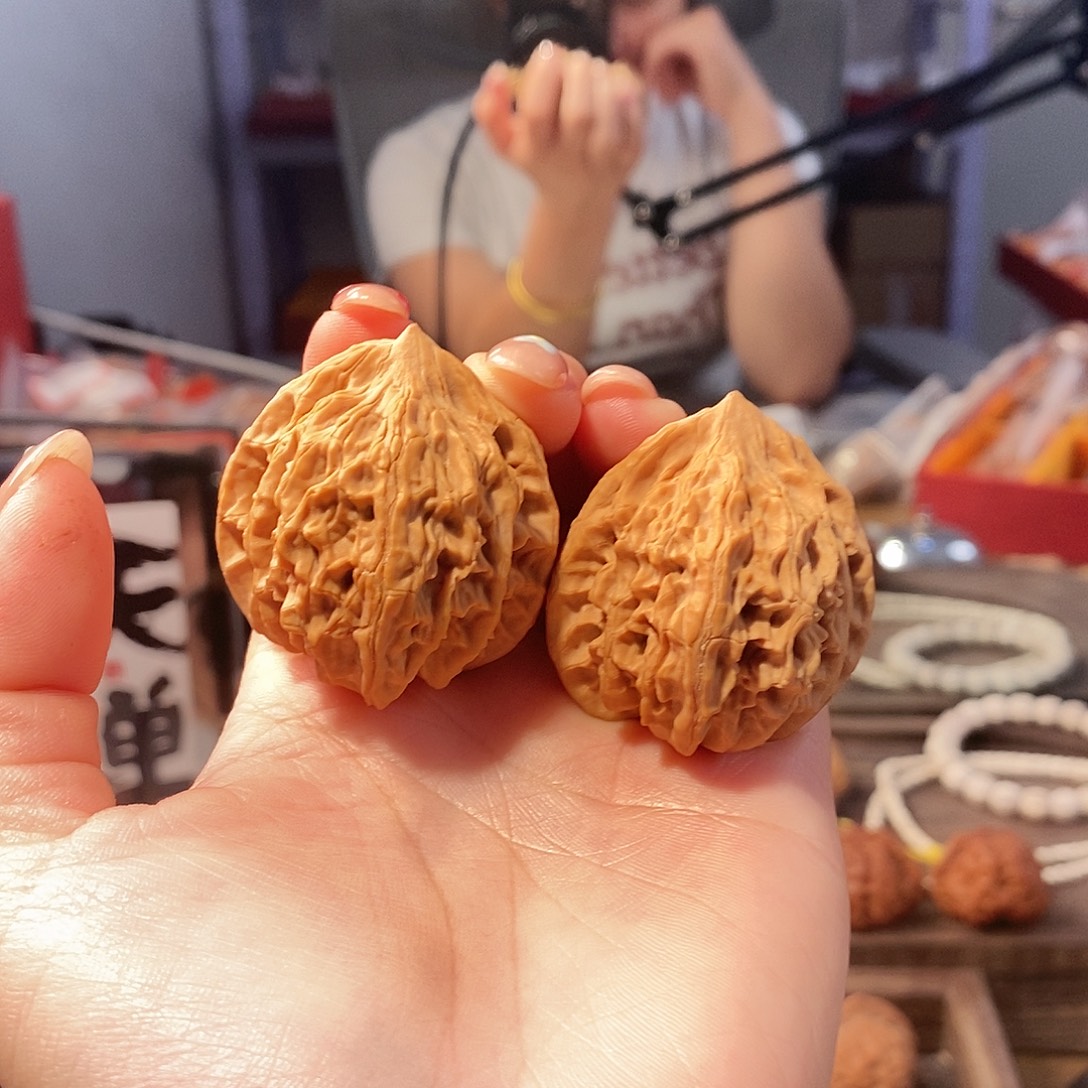 文玩核桃吊坠血灯笼