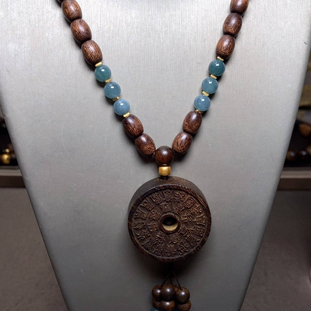 沉香手串越南富森红土石化料0.7+福寿牌沉香木雕配饰