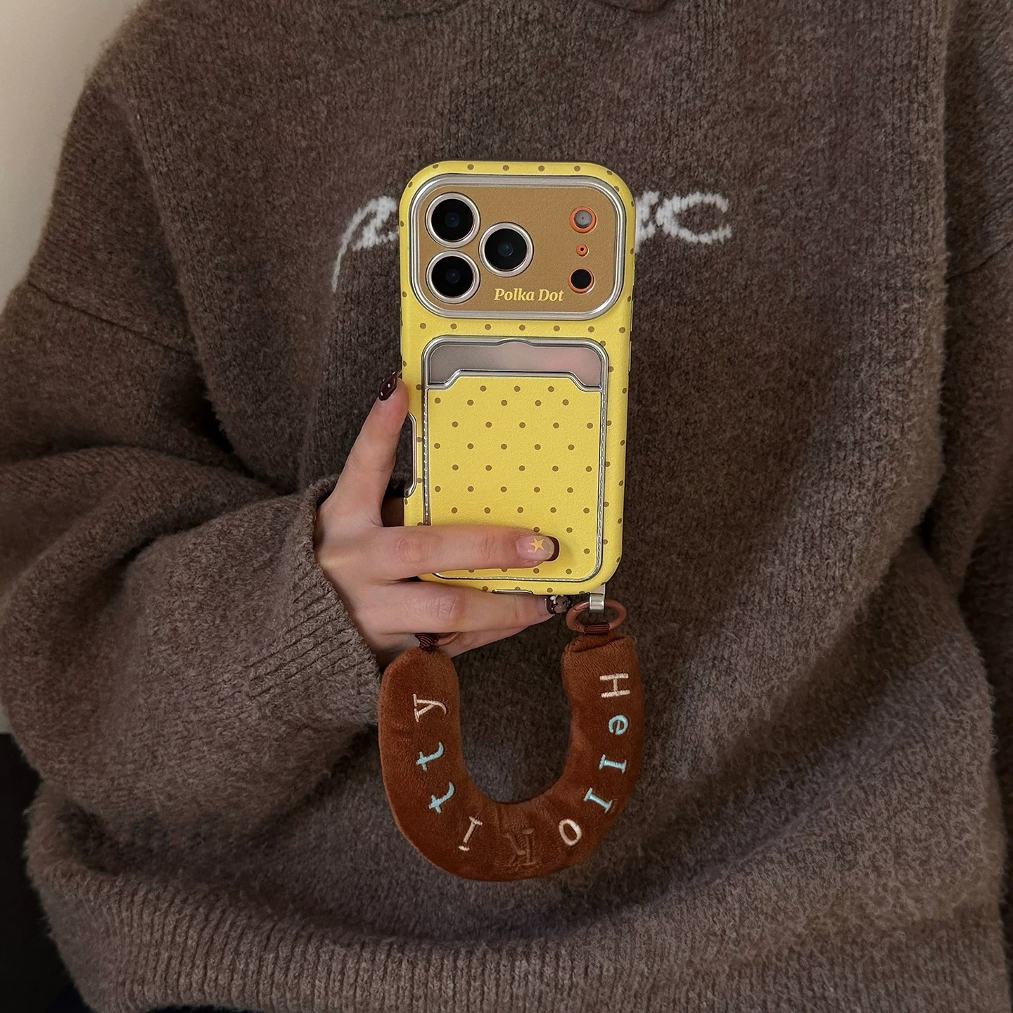 简约皮纹卡包黄底棕波点适用iPhone17promax手机壳苹果16腕带15