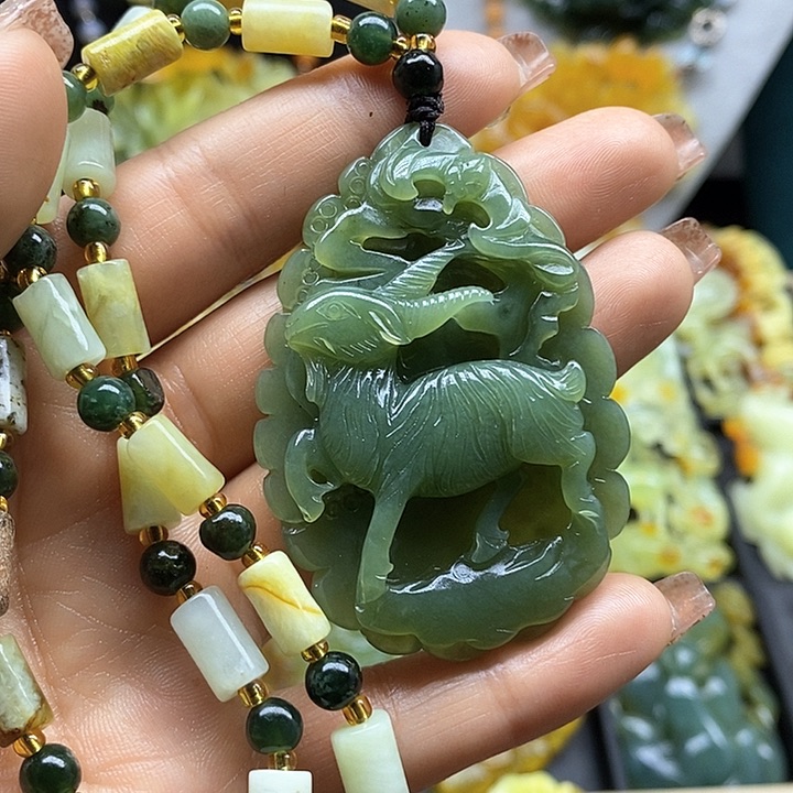 蛇纹石玉挂件未镶嵌