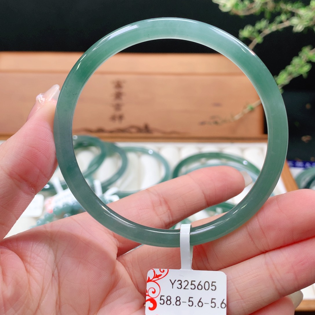 翡翠手镯未镶嵌天然