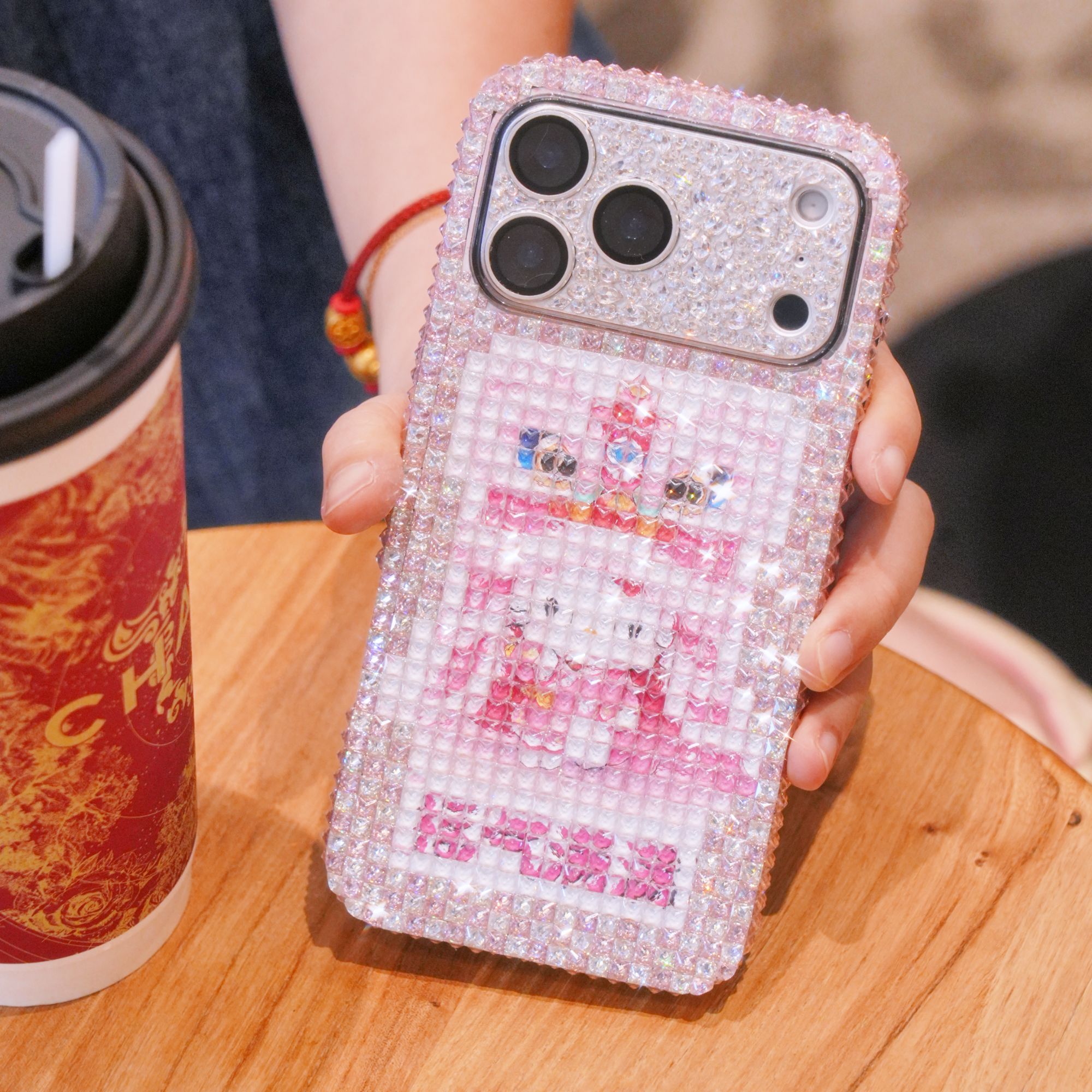 创意锆石闪钻满铺舞狮子的hellokitty手机壳适用苹果17promax个性