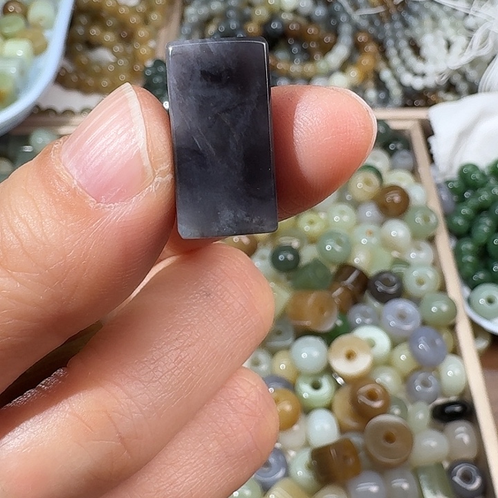 飞***a和田玉未镶嵌颈饰