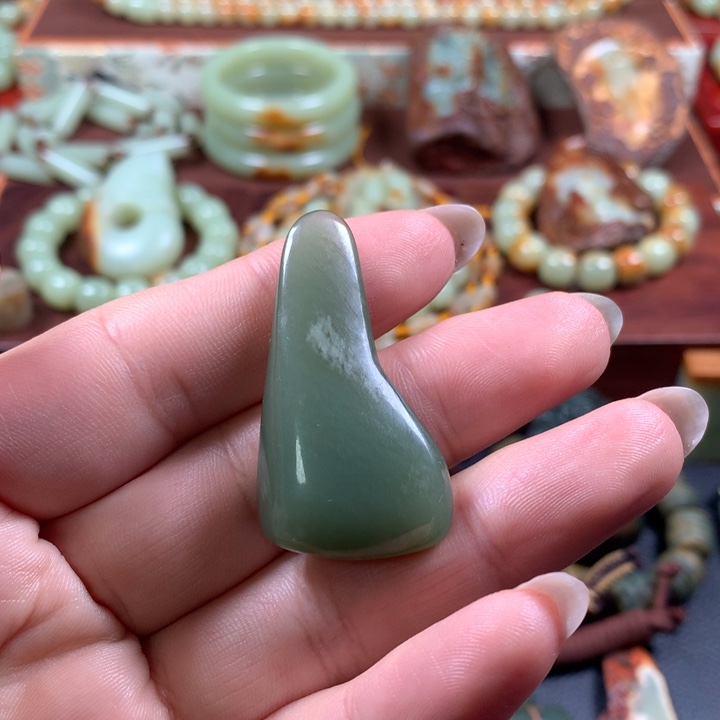 岫岩老玉（透闪石质玉）未镶嵌颈饰