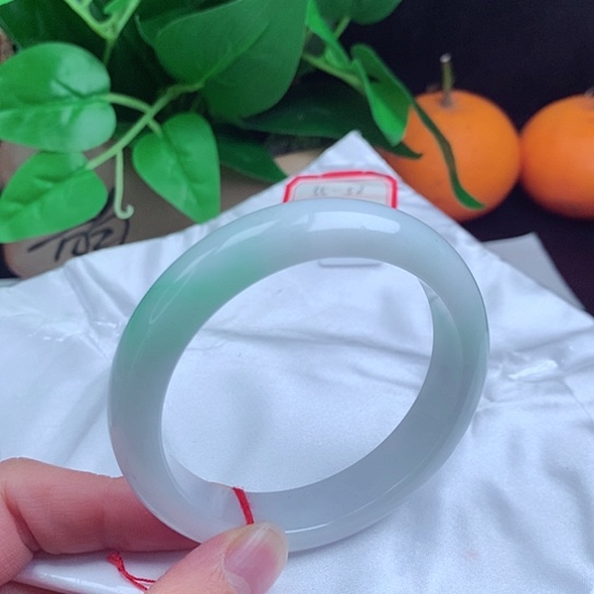 翡翠手镯未镶嵌   正圈55-56 白底青