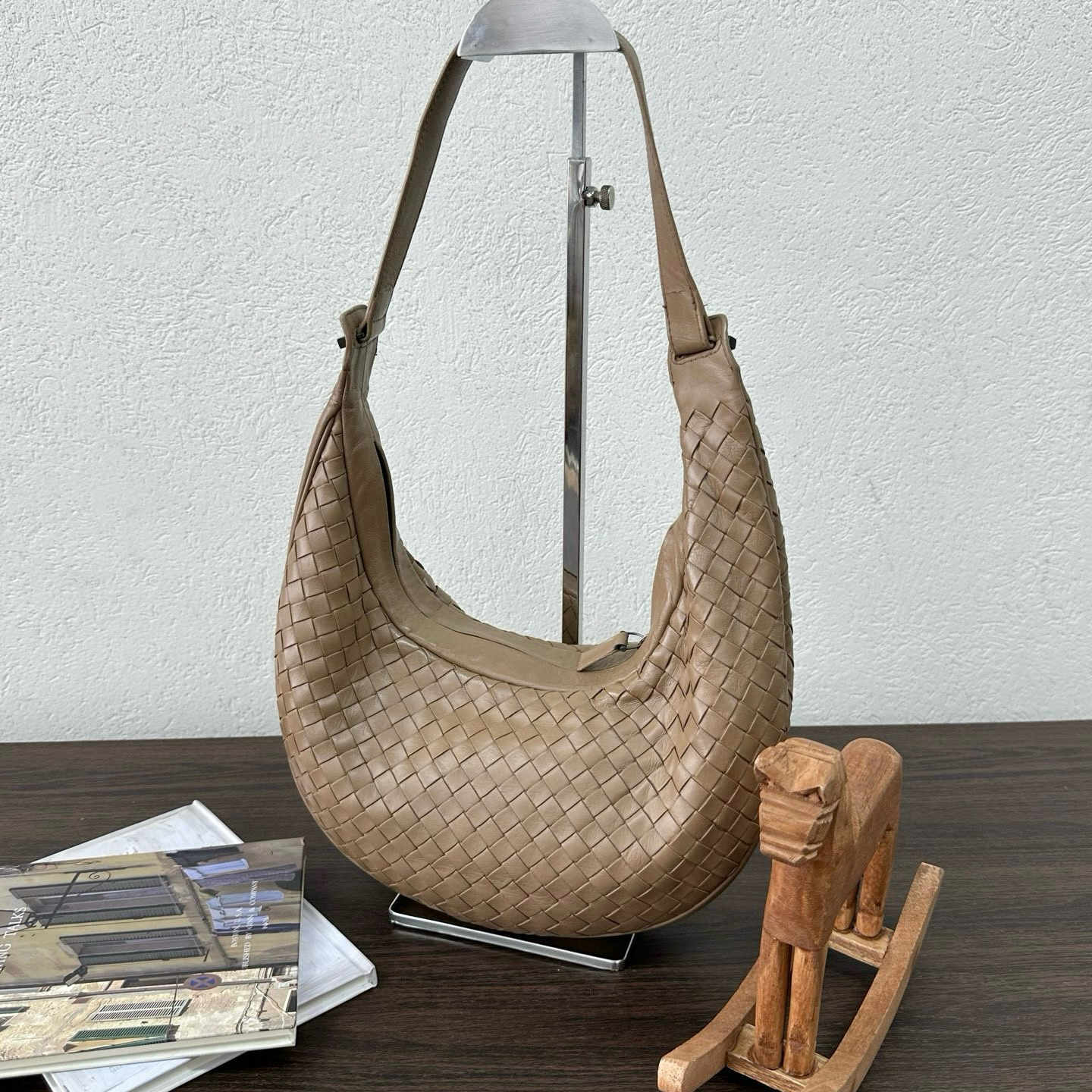 95新 BOTTEGA VENETA/葆蝶家 棕色编织半月hobo单肩包