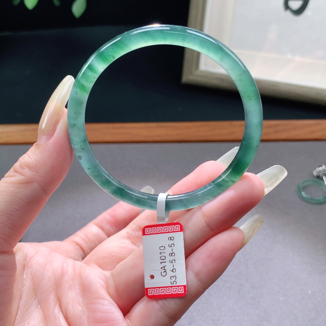 翡翠手镯未镶嵌天然翡翠手镯