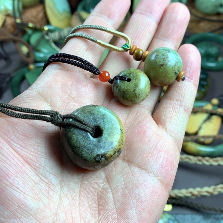 吊坠(赠链)未镶嵌岫岩河磨玉（透闪石质玉）