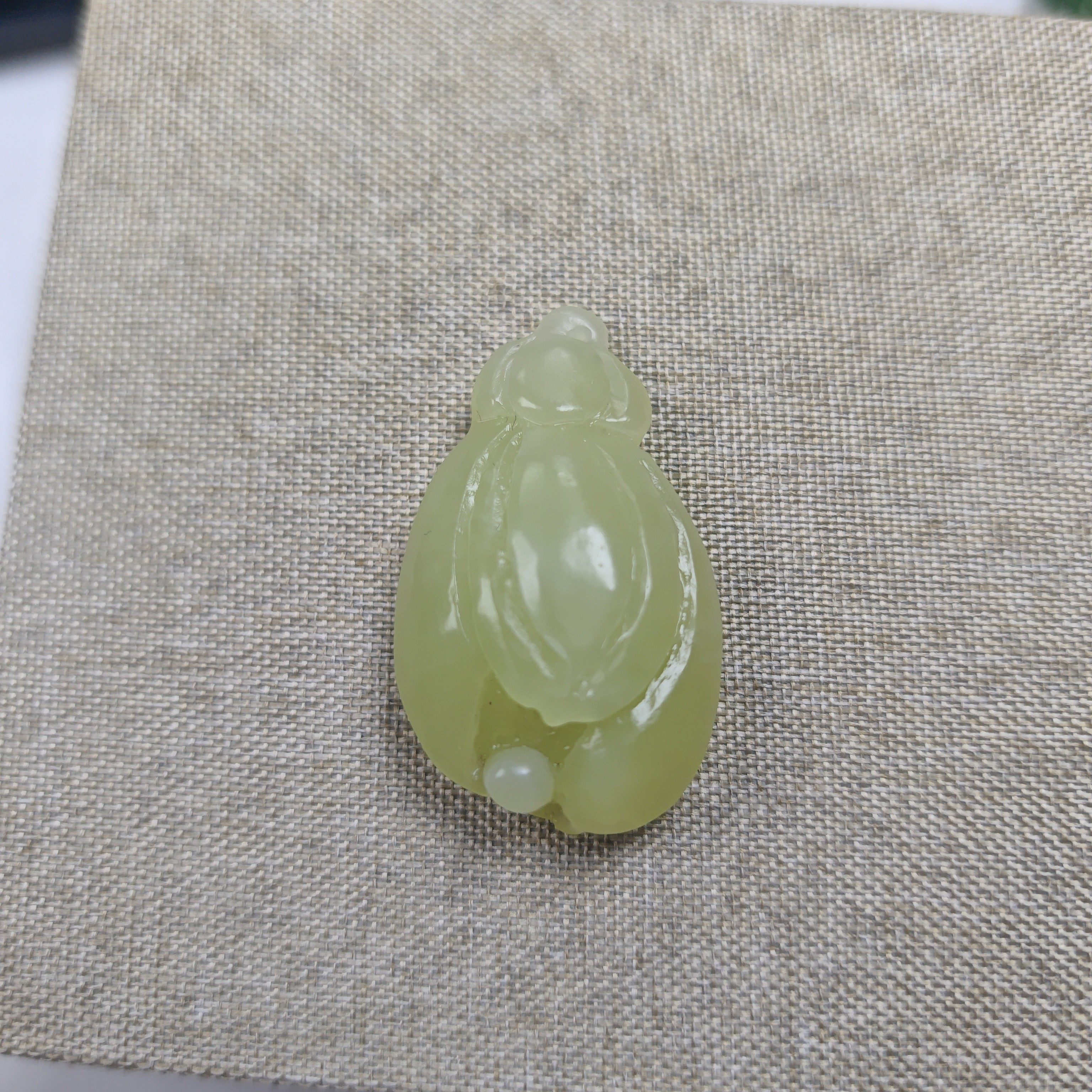 和田玉俏色巧雕吊坠 天然材质品质佳