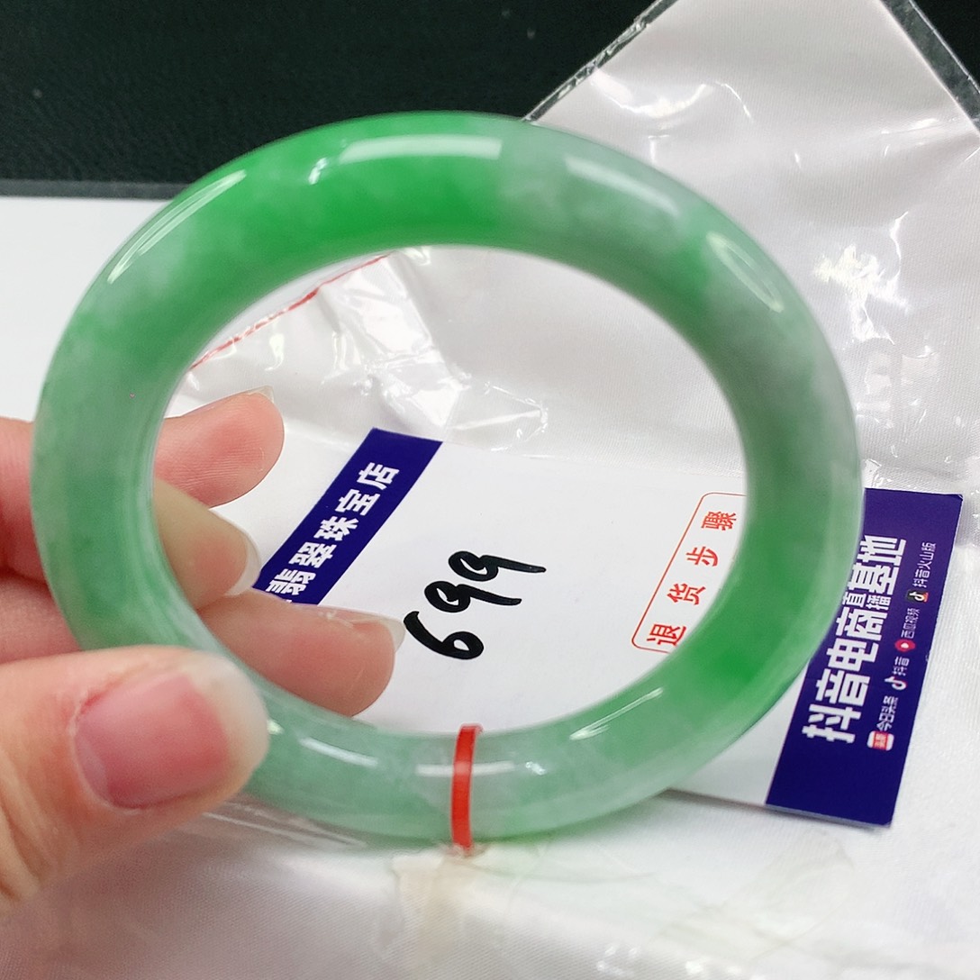 翡翠手镯未镶嵌翡翠