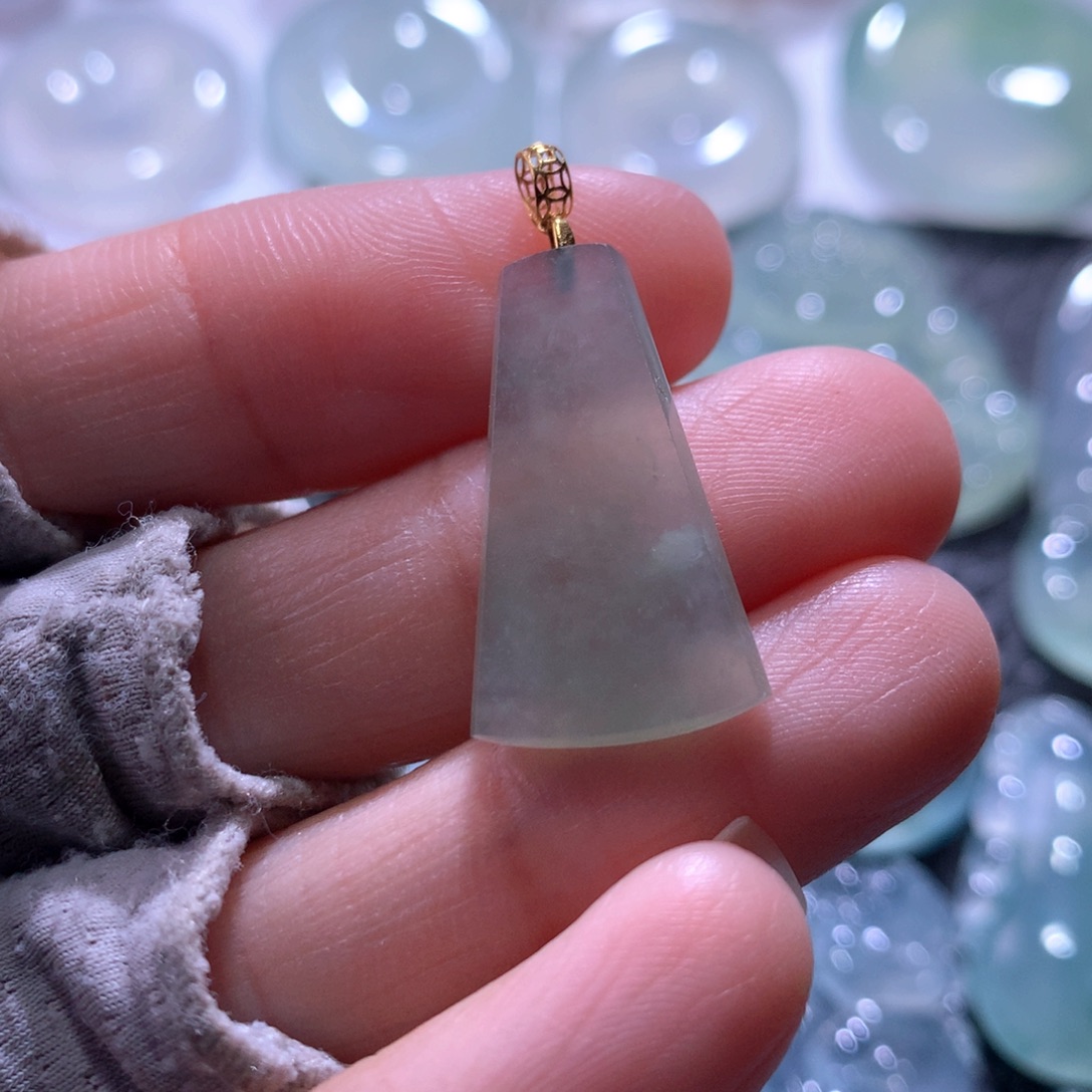 翡翠未镶嵌颈饰无事牌