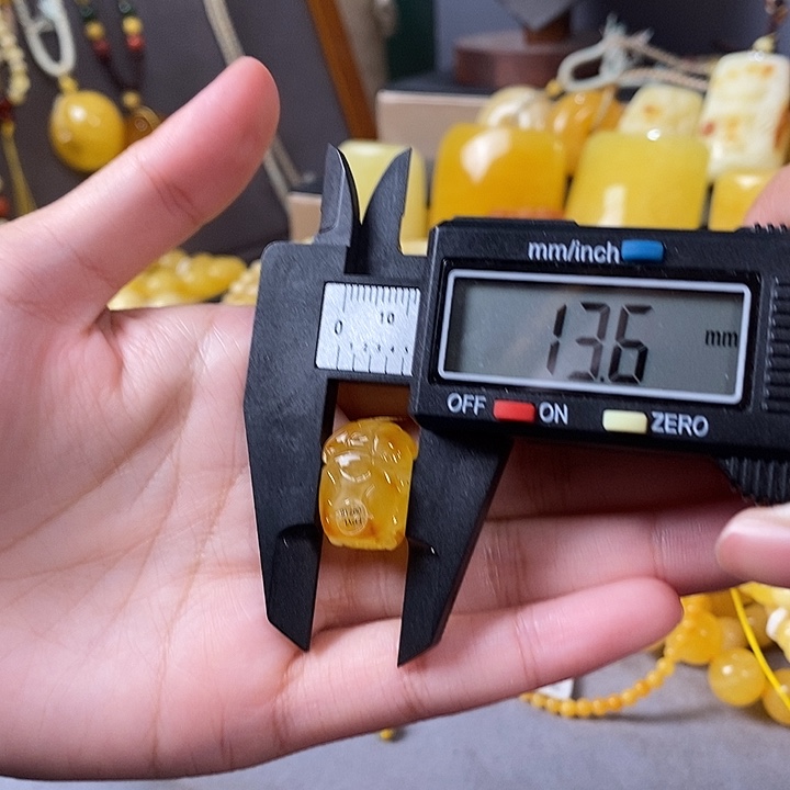琥珀未镶嵌裸石小貔貅