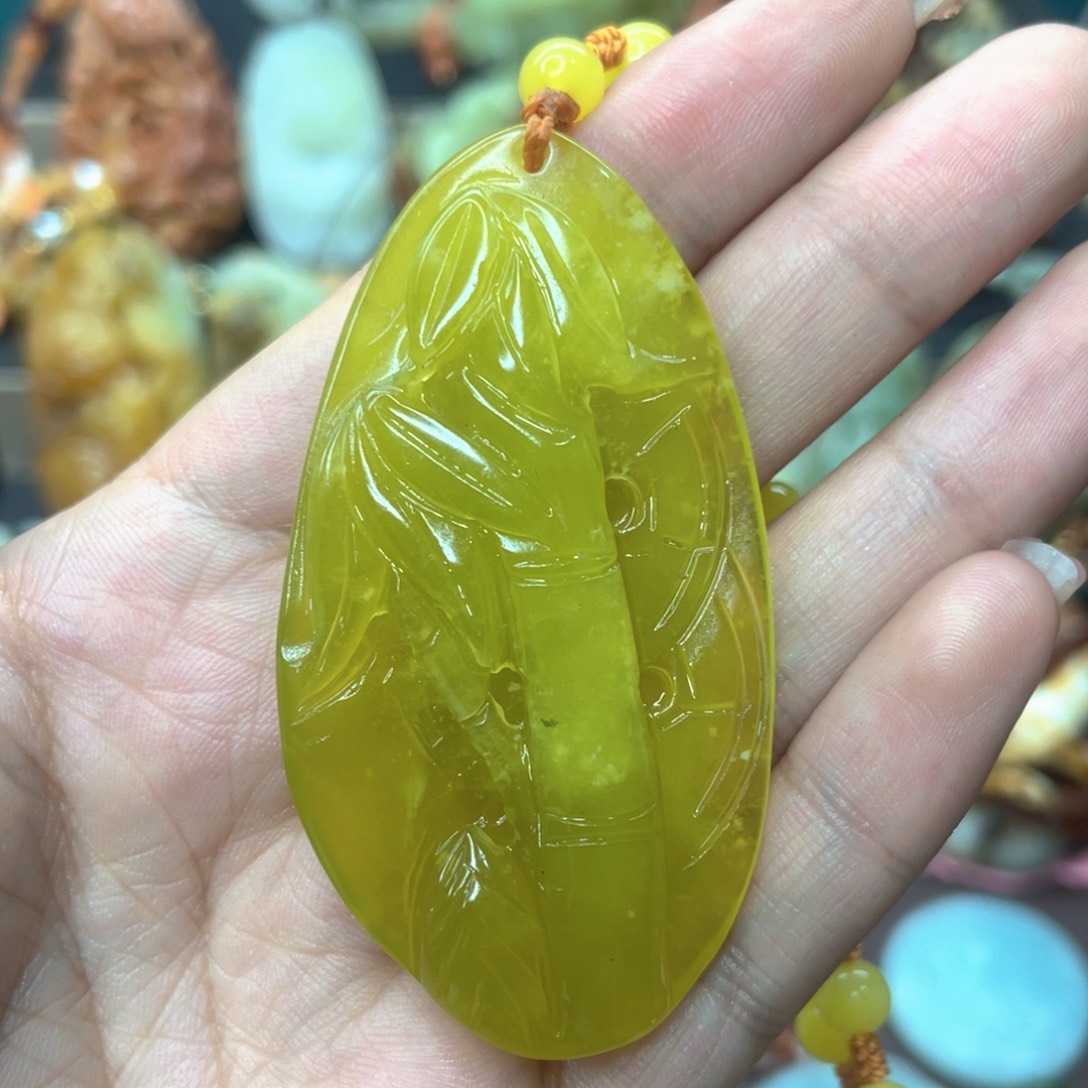 蛇纹石玉颈饰未镶嵌