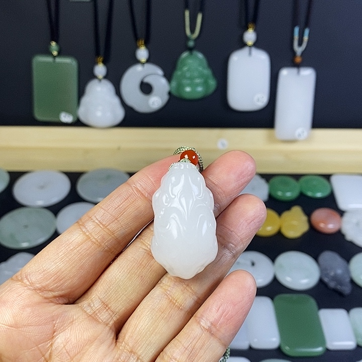 苗***地石英质玉（金丝玉）未镶嵌颈饰