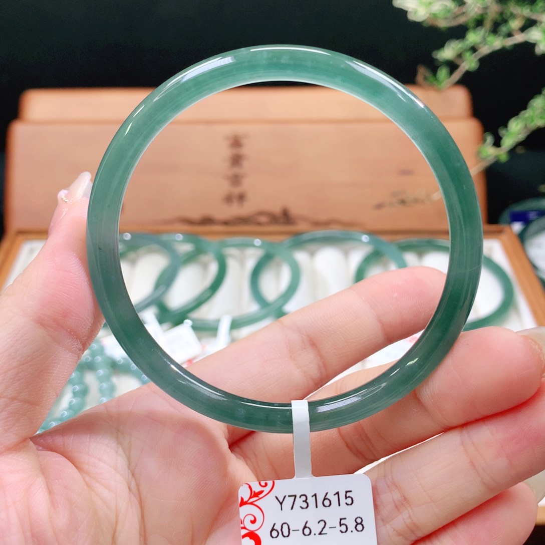 翡翠手镯未镶嵌天然