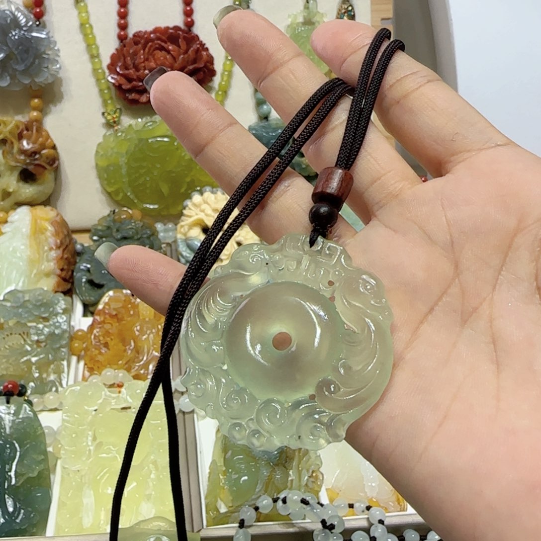 未镶嵌蛇纹石玉吊坠