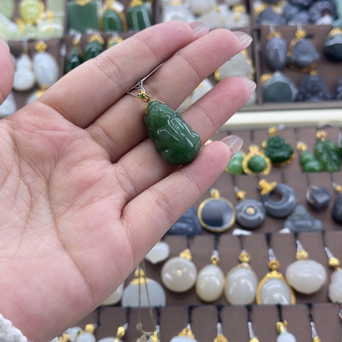 和田玉18K金镶嵌吊坠(赠链)